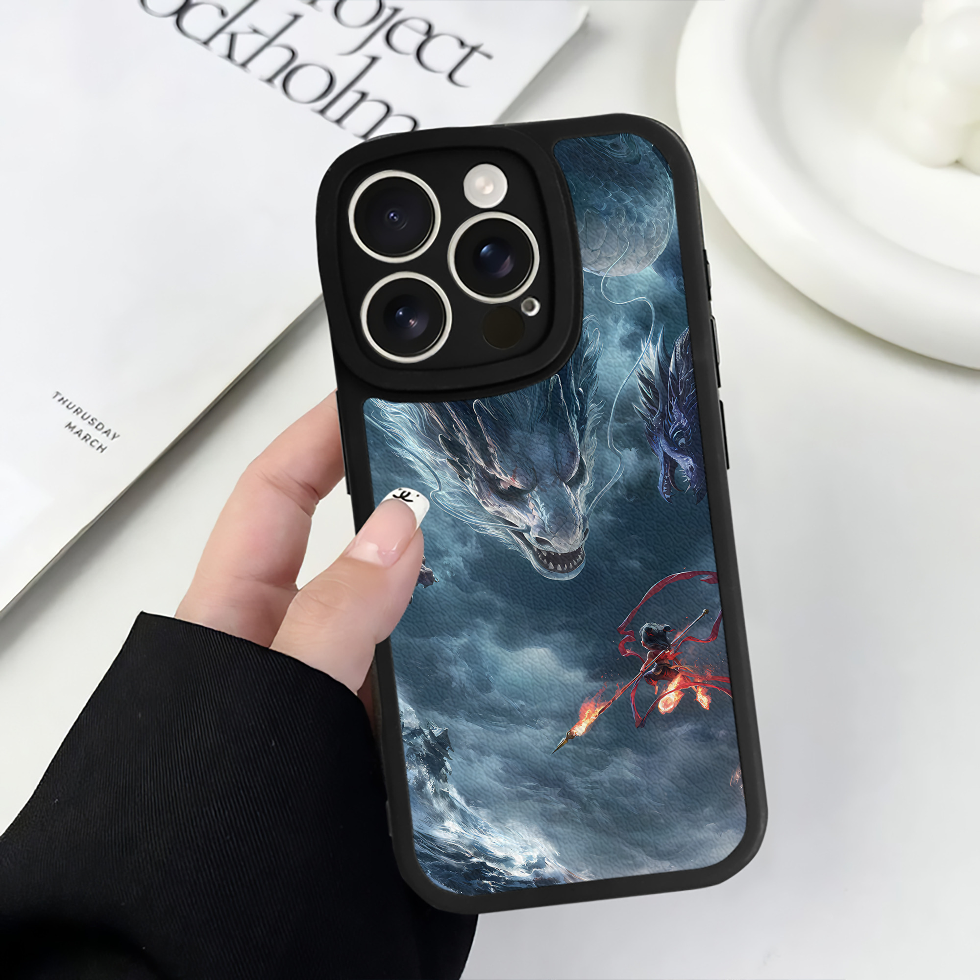 （画像用） Ne Zha 2 ナタ 魔童の大暴れ 【iPhone 16シリーズ対応】シリコンスマホケース（レザー調） 材質：シリコン